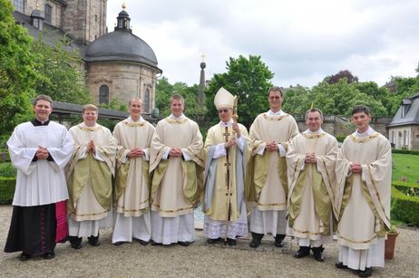 Die Neupriester mit Bischof und Regens - vlnr: Regens Prof. Dr. Cornelius Roth, Daniel Göller, Thomas Smettan, Sebastian Bieber, Bischof Heinz Josef Algermissen, Josef Alber, Till Hünermund und André Viertelhausen